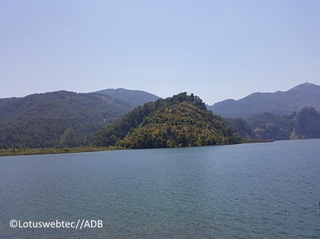 landscape-sea-mountain